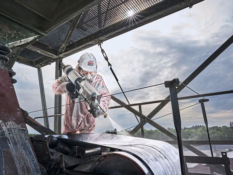 Eine Beschichtung verlängert den Lebenszyklus des Fördergurtes und schließt Lücken in zeitkritischen Prozessen. Solange kein kompletter Austausch des Gurtes notwendig ist, ermöglicht das Produkt eine mehrfach wiederholbare und wirtschaftliche Instandsetzung.  (Bild: Rema Tip Top)