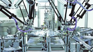 Der Tripod in Stabkinematik mit elektromechanischen Standardkomponenten und ultraleichten Kohlefaserstäben sorgt mit seinem geringen Gewicht für den effizienten Einsatz der Antriebstechnologie.  (Bild: Festo)