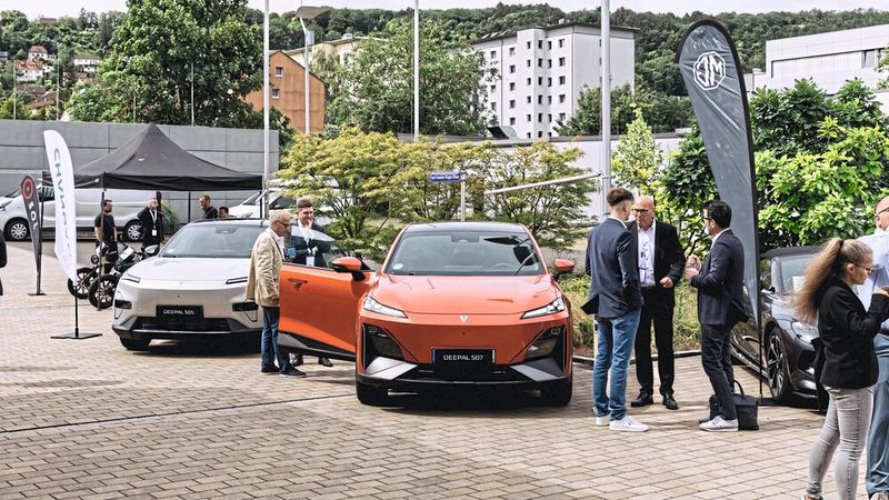 Diverse Marken, vor allem chinesische, präsentierten Fahrzeuge aus ihrem Portfolio. (Bild: Stefan Bausewein)