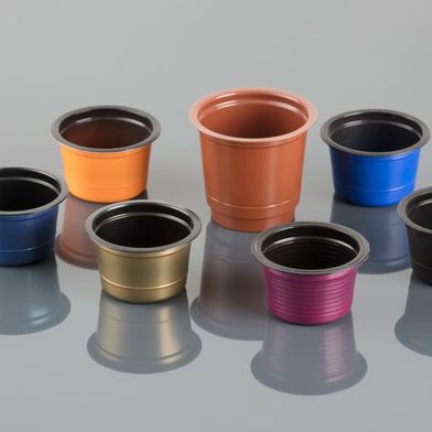 Thermoformanlagen von Gabler produzieren unter anderem Kaffee­kapseln für moderne Kaffeevollautomaten in verschiedenen Formen und Größen. (Bild: Gabler)