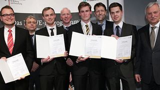 Am 7. März wurden in Dresden die Drive-E-Studienpreisträger geehrt. Mit dem Preis zeichnen das Bundesministerium für Bildung und Forschung (BMBF) und die Fraunhofer-Gesellschaft herausragende Projekt-, Studien- oder Abschlussarbeiten im Bereich Elektromobilität aus. (Foto: Bundesministerium für Bildung und Forschung (BMBF))