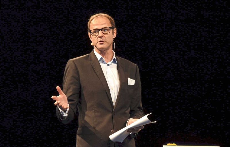 Der Kabarettist Vince Ebert zeigt auf heitere Weise die Grenzen von Big Data und der „Intelligenz“ eines Computers auf: Computer rechnen, aber Gehirne verstehen; Computer werden daher nicht kreativ sein können. (Stefanie Michel)