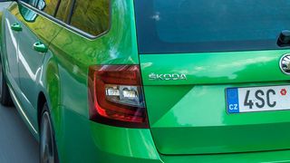 Der Oktavia RS kommt mit 2,0-Liter-Vierzylinder-Turbobenziner, Sechsgang-Getriebe und 169 kW/230 PS bei 4.700 U/min. (www.markusheimbach.de)