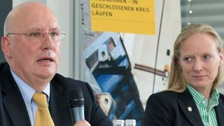 Start des Innovationsclusters: Prof. Michael Schenk, Leiter des IFF, und Prof. Birgitta Wolff, Ministerin für Wissenschaft und Wirtschaft. (Bild: Fraunhofer-IFF/Viktoria Kühne)