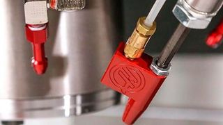 Löcher und Gewinde bohren, Gussformen bearbeiten und Metall zerspanen. Dank dem neuen Minimalmengenschmiersystem (MQL) von  Haas ist das, je nach Anwendung auch ohne Kühlmittel möglich. (Haas)