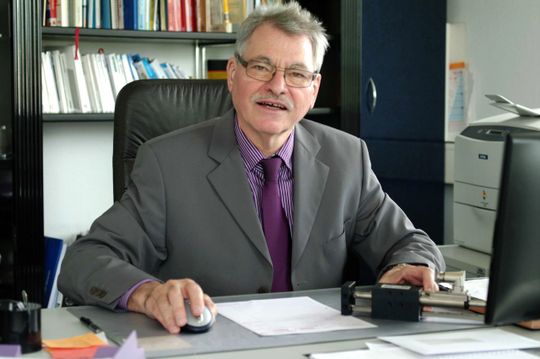 (Firmenchef Wilhelm Jung: „In unseren Raumportalen montieren wir zwei HA02-37S-Motoren aufeinander, deren Motorkabel sich über nur eine Schleppkette zuführen lassen. Das vereinfacht die Integration der Portale in ihre handhabungs- oder montagetechnische Umgebung erheblich.“  Bild:  JA2 GmbH)