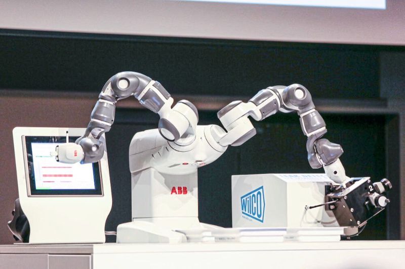 Andreas Hufschmid und Adrian Wachholz stellten unter anderem YuMi vor, den kollaborativen Roboter von ABB. (SNV)