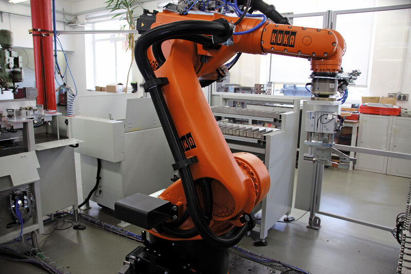 Dieser Sechsachsroboter mit Spezialgreifer übernimmt das Probehandling. (Bild: Hegewald & Peschke)