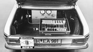 50 Jahre fahrerloses Fahren: Im Kofferraum des elektronisch gesteuerten Fahrzeugs befanden sich die Steuerelektronik (1) und die elektropneumatische Bremsanlage (2). Unter der Stoßstange waren drei Antennen befestigt: die linke und rechte waren mit der Lenkregelung verbunden, die mittlere mit der Geschwindigkeitsregelung. (Bild: Continental AG)