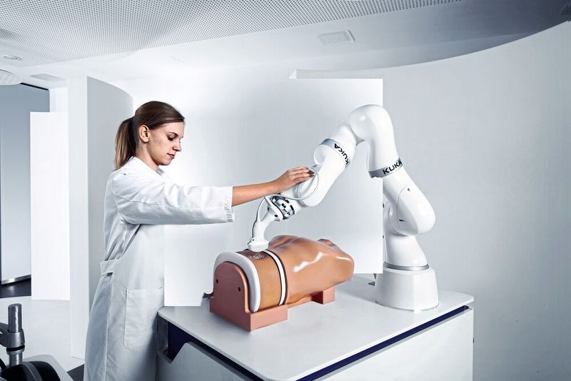 Kuka präsentiert auf der Medica zahlreiche klinische Anwendungen, in denen Roboter eingesetzt werden. (Kuka)