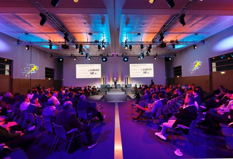 Die versammelten Partner folgen den Ausführungen von Tuncay Sandikci, Director IT & Mobile Communication B2B Samsung. (Bild: Samsung)