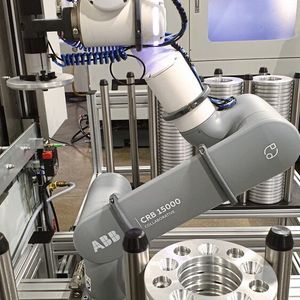 Der Roboterarm greift auf einen bis zu 420 Teile fassenden Puffer zu. So kann mannlos achteinhalb Stunden gefertigt werden. Für den neuen Radnabenadapter sind zwei gegeneinander versetzte Lochkreise mit jeweils fünf Bohrungen erforderlich. (Bild:  Ingersoll)