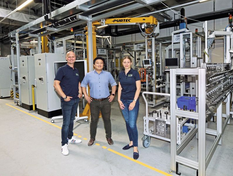 Matthias Venske,  Geschäftsführer eAx solutions, Xiangnan Li, Key Account  Manager Grob, und Elisabeth Jahns, Director Operation eAx solu­tions (v. l. n. r.). (Bild: Grob Werke)