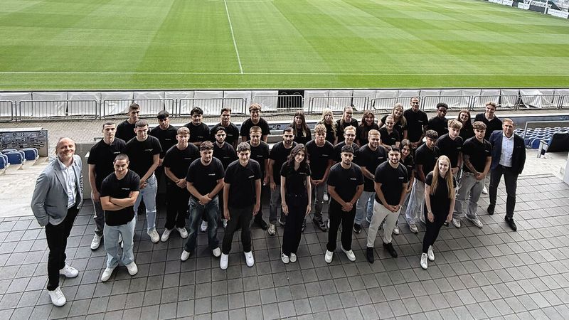 Bei der Bielefelder Schröder-Team-Unternehmensgruppe haben 36 junge Menschen ihre Ausbildung in zehn verschiedenen Berufen begonnen. Ingesamt durchlaufen in diesem Jahr 100 junge Menschen ihre Ausbildung beim VW-, Hyundai, Genesis- und Ford-Händler (Bild: Schröder Team Automobile)