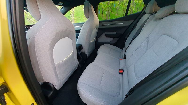 Für ein Fahrzeug dieser Klasse geht das Raumangebot im Fond in Ordnung. Allerdings muss man die Beine dort recht stark anwinkeln. (Bild: Mauritz – VCG)