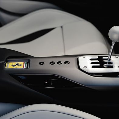 Mitteltunnel des Ferrari 12Cilindri Manuale mit Schalteinheiten wahlweise für die scheinbar manuelle oder automatisierte Betätigung des Doppelkupplungsgetriebes. (Bild: Ferrari/Kai Grossmann)