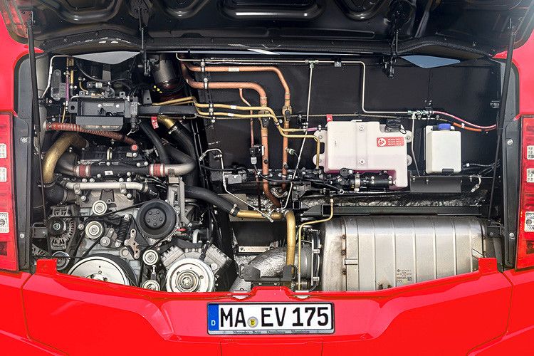 Seinen EU6-Dieselmotor gibt es in den Leistungsstufen 265 kW/360 PS und 290 kW/394 PS. Mit einem Verbrauch pro Person von 0,5 Liter je 100 km ist der CapaCity L laut Mercedes-Benz der sparsamste Stadtomnibus mit Dieselantrieb. (Foto: Daimler)