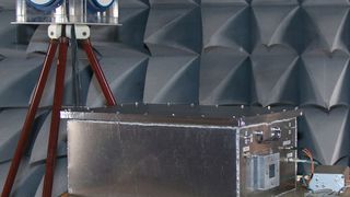 Handwerkszeug für die Abwehr elektromagnetischer Angriffe (v.l.n.r.): ein Antennenset (auf Stativ) zum Abtasten der Umgebung, ein Radiowellen-Messgerät zum Verarbeiten der Signale und ein Computer, der die relevanten Daten ausrechnet. (Fraunhofer INT)