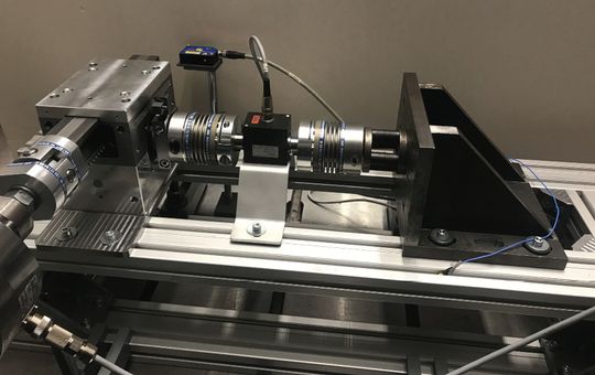 (Dank eines Lifgo 5.3-Zahnstangengetriebes von Leantechnik konnten die Wissenschaftler ihren translatorischen in einen rotatorischen Prüfstand umbauen.Bild: TU Hamburg)