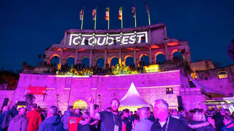 11.000 Teilnehmer kamen zum Cloud-Klassentreffen in den Europa-Park Rust.(Bild:  RENÉ LAMB FOTODESIGN)