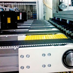 Das zweiseitige Roland-Doppelblech-Kontroll-System L20 im Einsatz für den Blechdickenbereich von 0,3 bis 15 mm. Mit der 3-Kanal-Version sind bis zu drei Sensorpaare an einem Gerät möglich.