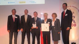 Das Wiro-Führungsteam freut sich über die Auszeichnung „Werkzeugbau des Jahres 2008“ (von links): Prof. Fritz Klocke, Reiner, Wilfried, Miriam und Christa Rohlje, Prof. Günther Schuh. Bilder: Kuttkat (Archiv: Vogel Business Media)