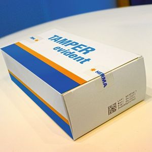 Siegeletiketten verbinden die Einstecklaschen fest mit dem Packungskorpus. Ein entscheidender Aspekt ist hier der Etikettenhaftkleber. Er darf sich selbst von lackierten Oberflächen nicht zerstörungsfrei ablösen lassen