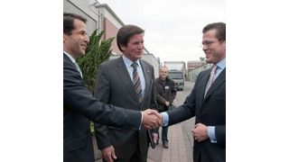 Die beiden Geschäftsführer Bernd (links) und Ulrich Reifenhäuser (Mitte) begrüßen Bundeswirtschaftsminister zu Guttenberg. (Archiv: Vogel Business Media)