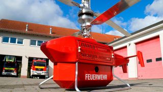 Hier das feuerrote Fluglöschmobil! Doch diese Drohne ist nur eine aus einem Schwarm von Feuerlöschdrohnen, der in Zukunft die Waldbrandbekämpfung flexibler, sicherer und günstiger erledigen soll. Ein smart Manufacturer, ein Start-up und eine Hochschule sind die Väter. (Bild: CNC24)