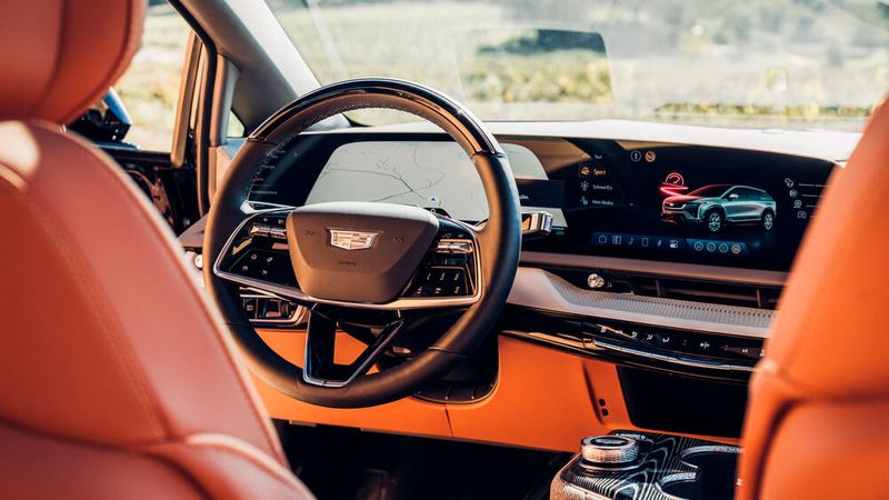 Der Optiq setzt im Innenraum durchaus auf Premium. (Bild: Cadillac)