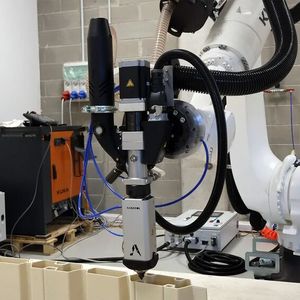 Für den präzisen robotergestützten großformatigen 3D-Druck (LFAM) hat Caracol die nächste Generation des HA-Extruders (High Accuracy) entwickelt, der auf der Fertigungsplattform Heron AM zum Einsatz kommt.(Bild:  Caracol)