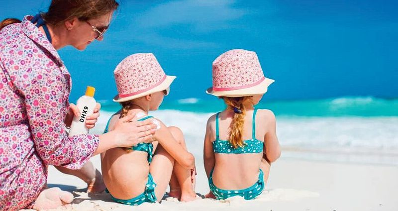 UV-Strahlung im Sonnenlicht schädigt nicht nur unsere DNA, sondern auch unsere RNA. Nach der Zellteilung sammeln sich die DHX9-Proteine aus der Mutterzelle zu Stressgranula, um die beschädigte RNA abzufangen und die beiden Tochterzellen zu schützen.(Bild:  BlueOrange Studio - stock.adobe.com, Montage: MPI für Immunbiologie und Epigenetik, Freiburg)