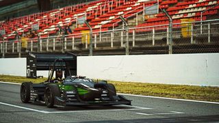 Fahrerlos und elektrisch gehen die Boliden in einer der drei Formula-Student-Klassen an den Start. (Team Starcraft)