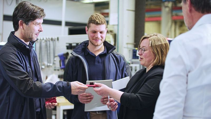 Partnerschaftlich erarbeiten die beiden Unternehmen aus Ostwestfalen neue Lösungen und optimieren Prozesse, um stets state-of-the-art zu sein und höchste Kundenzufriedenheit zu gewährleisten. (Bild:  Böllhoff)