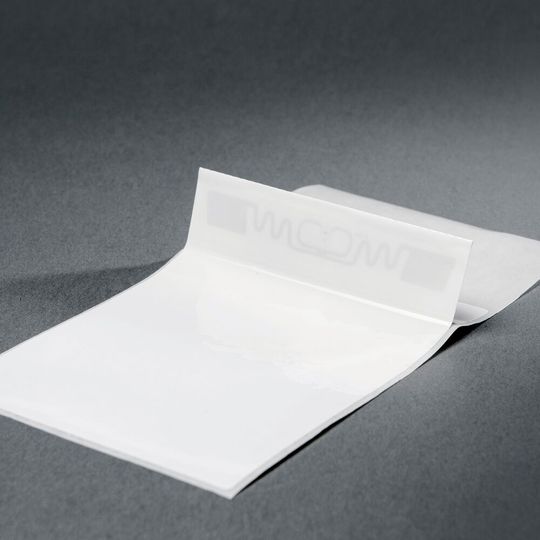 Beim Flag-Tag sitzt das Inlay in der hochstehenden Fahne, so dass kein direkter Kontakt zum Metall entsteht.(Bild:  Herpa Print GmbH)