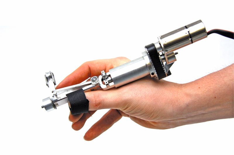 Das Nutzerinterface ist wie eine Pinzette aufgebaut, mit zwei Freiheitsgraden zum Greifen und Drehen. Es wird mit Daumen, Ziege- und Mittelfinger gesteuert. (Bild: Faulhaber/Klug)