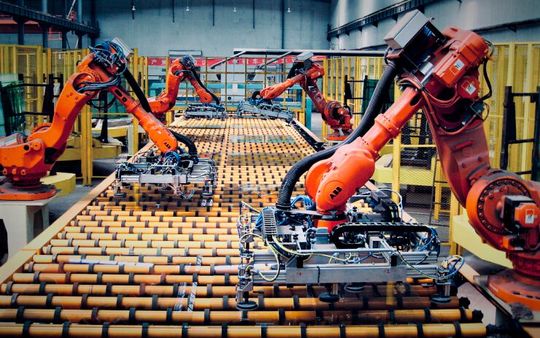 Die Gesellschaft überaltert nachweislich. Das ist mit ein Grund für den Fachkräftemangel. Eine Studie der WU Wien zeigt die Mechanismen auf, durch die weniger Arbeitskräfte zu mehr und neuartiger Automatisierung führen, wie etwa durch Roboter. Das hilft, macht aber auch Angst. Die Gesellschaft überaltert nachweislich. Das ist mit ein Grund für den Fachkräftemangel. Eine Studie der WU Wien zeigt die Mechanismen auf, durch die weniger Arbeitskräfte zu mehr und neuartiger Automatisierung führen, wie etwa durch Roboter. Das hilft, macht aber auch Angst.