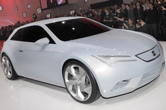 Seat präsentiert der Automobilwelt in Genf erstmals sein neues Elektro-Modell Seat IBE. Das Konzeptfahrzeug nutzt einen emissionsfreien Elektroantrieb. (Archiv: Vogel Business Media)