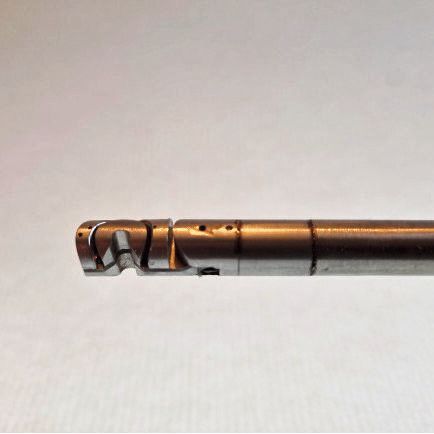 Ehemals aus Stahl gefräste Spitze für das chirurgische Nähgerät. Ehemals aus Stahl gefräste Spitze für das chirurgische Nähgerät.