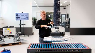 Der „lightLIFT“ assistiert passend mit intuitiver Zweihandbedienung beim ergonomischen Heben von beispielsweise Sackware mit einem Gewicht von bis zu 50 Kilogramm. (Bild: Timmer)