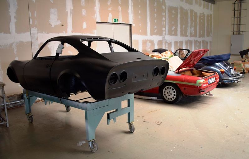 Leidenschaft für alte Schätze: Das junge Team restauriert auch Oldtimer. (Bild: »kfz-betrieb« / Schweitzer)