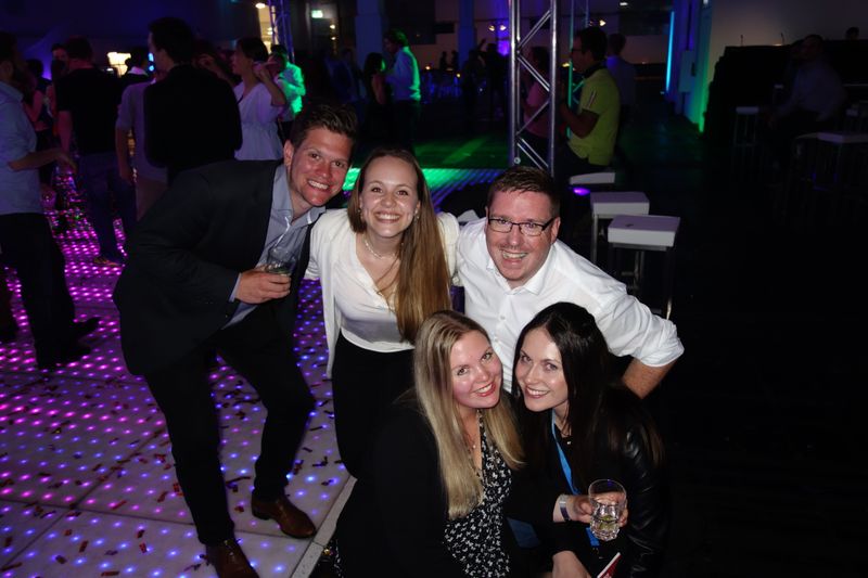 (r.) Dennis Wannags, Cancom, und seine Kollegen, tanzen durch die Nacht. (Bild: IT-BUSINESS)