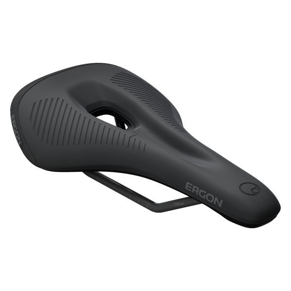 Mit der neuen Sattelserie „SMS“ präsentiert Ergon einen kompakten Mountainbike-Sattel für moderne Trail- und All-Mountainbikes. Im Vergleich zum bewährten MTB-Allrounder „SM“ fällt die Sattelnase beim SMS kürzer aus. Das soll die Beinfreiheit beim Pedalieren verbessern und bergab für mehr Bewegungsfreiheit und Kontrolle sorgen. Zudem haben die Ergonomiespezialist:innen aus Koblenz den neuen SMS auf die aufrechtere Sitzposition heutiger MTBs abgestimmt: Entlastungszonen im empfindlichen Sitzbereich und eine angepasste Polsterung sollen den Sitzkomfort erhöhen. Wie (fast) immer bei Ergon gibt es den neuen Sattel in zwei Breiten (S/M, M/L) sowie als jeweils spezifisches Modell für Frauen und Männer. Die Serie umfasst je ein Einstiegsmodell zu einer unverbindlichen Preisempfehlung von 79,95 Euro. Darüber hinaus bietet Ergon für die Damen den „SMS Sport Gel Women“ mit Gel-Pads im Sitzbereich, sowie den „SMS Comp Men“ mit leichterem Rail für Herren. Beide Modelle liegen bei einer unverbindlichen Preisempfehlung von 99,95 Euro.  (Bild: www.ergonbike.com | pd-f)