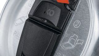 Ultraschalltechnik von Telsonic macht es möglich, dass Getränkedosen in Zukunft einen absolut dicht wiederverschließbaren Deckel aus Kunststoff (Hersteller Xolution) haben. Das verlängert den Genuss der „Dürstenden“ und schützt bei Wind und Wetter vor Schmutz oder lästigen Schnorrern aus dem Insektenreich. (Xolution)