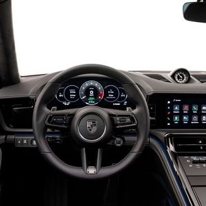 Der klobige Wahl-Knauf auf der Mittelkonsole hat ausgedient. Die Doppelkupplungsautomatik wird jetzt in Fingerreichweite hinterm Lenkrad bedient.(Bild:  Porsche)