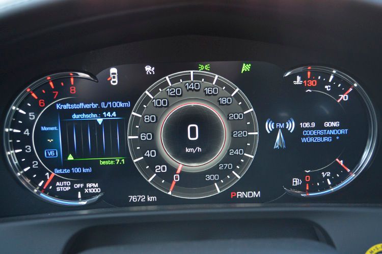 Im Kombiinstrument kommt eine große LCD-Anzeige zum Einsatz. (Bild: Schreiner/»kfz-betrieb«)