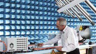 Testaufbau in der neuen Absorberkabine mit einer geschirmten Hochvolt-Netznachbildung (Archiv: Vogel Business Media)