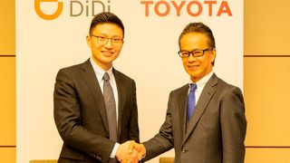 Stephen Zhu, Senior Vice President von Didi Chuxing und Shigeki Tomoyama, Executive Vice President von Toyota wollen gemeinsam die Mobilitätslösungen von Toyota in China ausbauen. (Toyota)