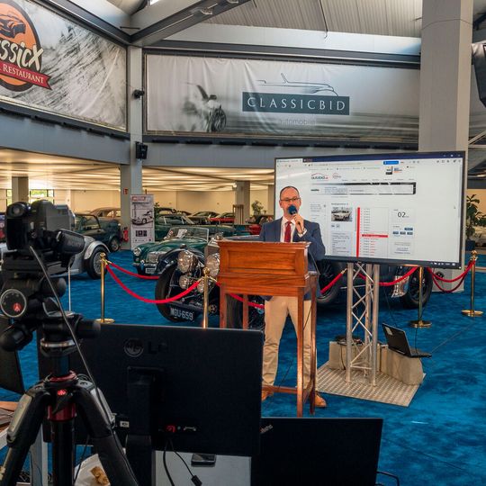 Live aus dem Auktionszentrum Rheinhessen übertrug Classicbid die Saisoneröffnung 2020 für die Versteigerung von automobilen Klassikern.(Bild:  Classicbid)