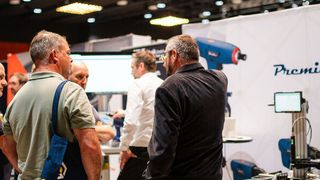 Die lockere und familiäre Atmosphäre auf der Schraubtec förderte den Austausch zwischen Ausstellern und Besuchern. (Bild: Donna und der Blitz)